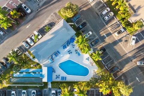 Condominio en venta en Hallandale Beach, Florida, 1 dormitorio, 65.03 m2 № 1996930 - foto 23