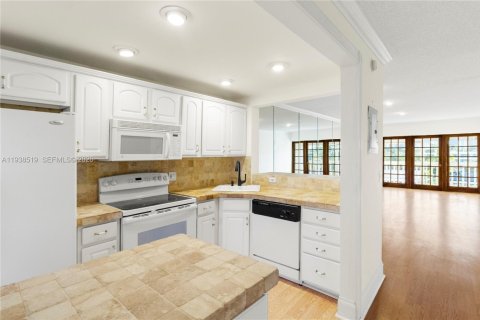 Condominio en venta en Hallandale Beach, Florida, 1 dormitorio, 65.03 m2 № 1996930 - foto 7