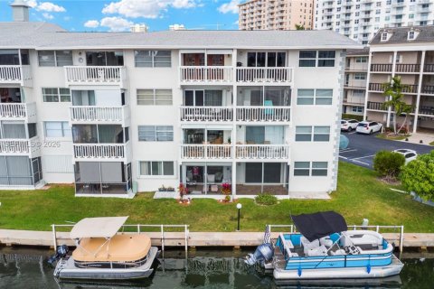 Condominio en venta en Hallandale Beach, Florida, 1 dormitorio, 65.03 m2 № 1996930 - foto 2