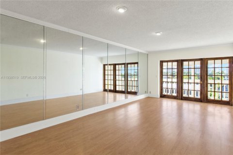 Condominio en venta en Hallandale Beach, Florida, 1 dormitorio, 65.03 m2 № 1996930 - foto 11