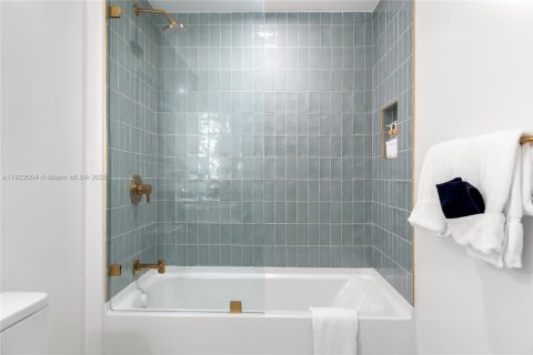 Condo in Miami, Florida, 2 bedrooms  № 2245137 - photo 25