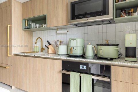 Condo in Miami, Florida, 2 bedrooms  № 2245137 - photo 8