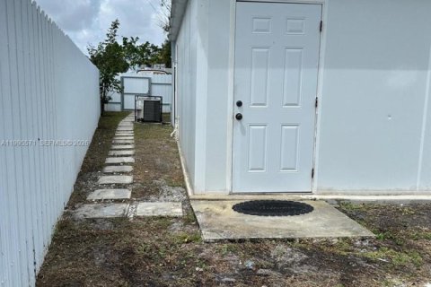 Propiedad comercial en alquiler en Hollywood, Florida, 1 dormitorio № 2063796 - foto 10