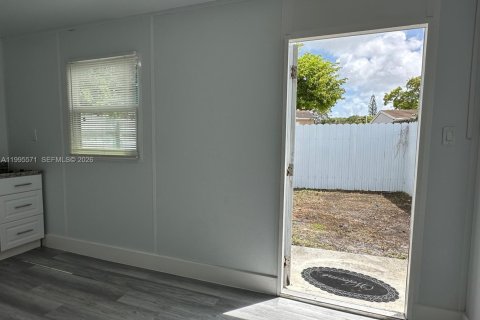 Propiedad comercial en alquiler en Hollywood, Florida, 1 dormitorio № 2063796 - foto 2
