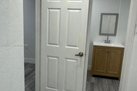 Propiedad comercial en alquiler en Hollywood, Florida, 1 dormitorio № 2063796 - foto 6