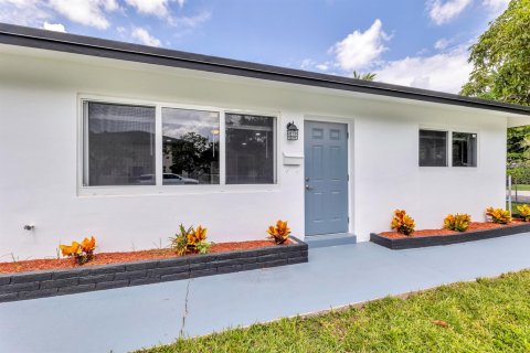 House in Pompano Beach, Florida 3 bedrooms, 79.71 sq.m. № 2362853