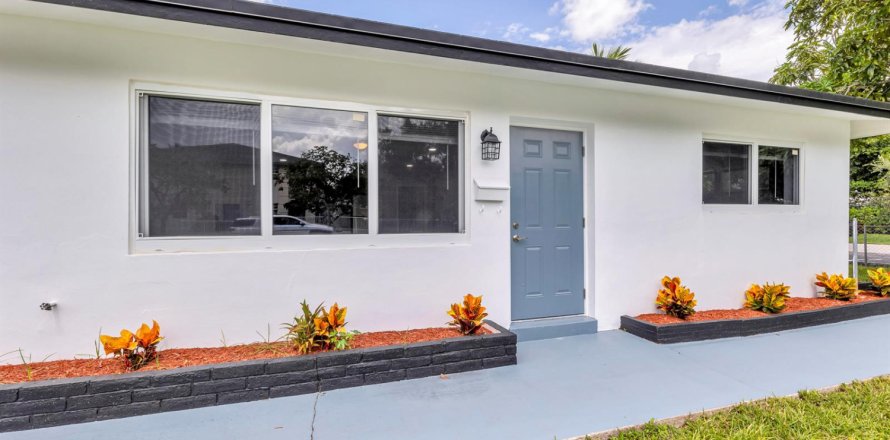 House in Pompano Beach, Florida 3 bedrooms, 79.71 sq.m. № 2362853
