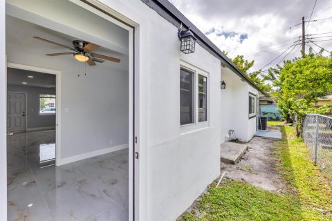House in Pompano Beach, Florida 3 bedrooms, 79.71 sq.m. № 2362853 - photo 9