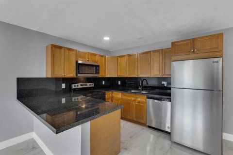 House in Pompano Beach, Florida 3 bedrooms, 79.71 sq.m. № 2362853 - photo 5