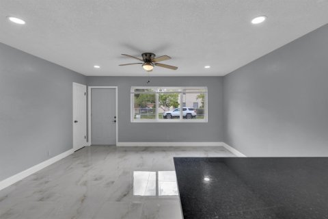 House in Pompano Beach, Florida 3 bedrooms, 79.71 sq.m. № 2362853 - photo 3