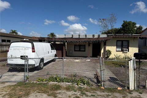 House in Miami, Florida 2 bedrooms, 66.89 sq.m. № 2030715
