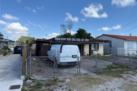 House in Miami, Florida 2 bedrooms, 66.89 sq.m. № 2030715 - photo 2