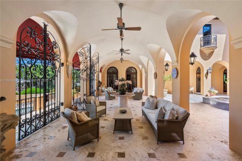 House in Coral Gables, Florida 6 bedrooms, 1244.15 sq.m. № 1947990 - photo 15
