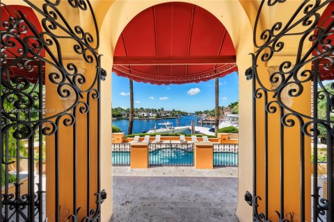 House in Coral Gables, Florida 6 bedrooms, 1244.15 sq.m. № 1947990 - photo 12