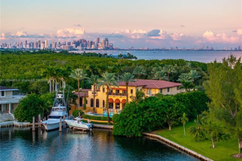 House in Coral Gables, Florida 6 bedrooms, 1244.15 sq.m. № 1947990 - photo 1