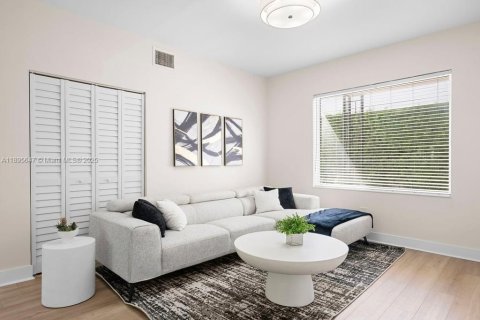 Снять в аренду квартиру в Майами-Бич, Флорида 2 спальни, 91.79м2, № 1948656 - фото 2