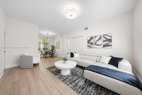 Снять в аренду квартиру в Майами-Бич, Флорида 2 спальни, 91.79м2, № 1948656 - фото 1