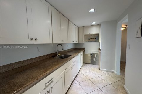 Condominio en alquiler en Miami, Florida, 1 dormitorio, 70.42 m2 № 1774513 - foto 5