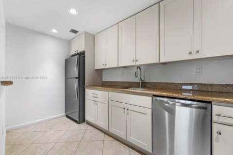 Condominio en alquiler en Miami, Florida, 1 dormitorio, 70.42 m2 № 1774513 - foto 15