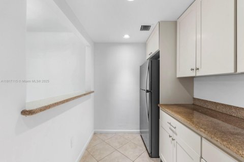 Condominio en alquiler en Miami, Florida, 1 dormitorio, 70.42 m2 № 1774513 - foto 16