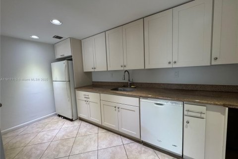Condominio en alquiler en Miami, Florida, 1 dormitorio, 70.42 m2 № 1774513 - foto 4