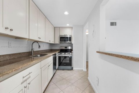 Condominio en alquiler en Miami, Florida, 1 dormitorio, 70.42 m2 № 1774513 - foto 18