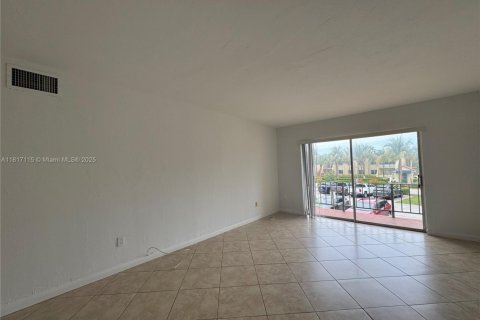 Condominio en alquiler en Miami, Florida, 1 dormitorio, 70.42 m2 № 1774513 - foto 1