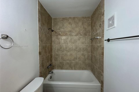 Condominio en alquiler en Miami, Florida, 1 dormitorio, 70.42 m2 № 1774513 - foto 7