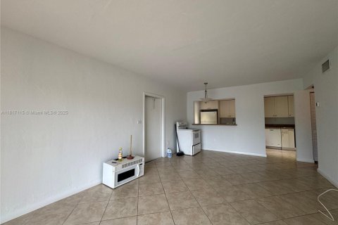 Condominio en alquiler en Miami, Florida, 1 dormitorio, 70.42 m2 № 1774513 - foto 3