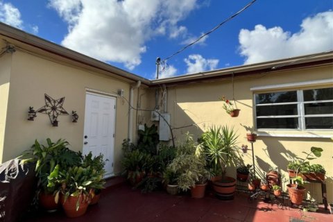 House in Miami, Florida 5 bedrooms, 115.57 sq.m. № 874523 - photo 1