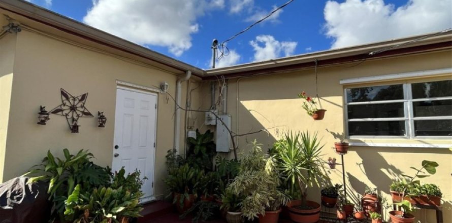 House in Miami, Florida 5 bedrooms, 115.57 sq.m. № 874523