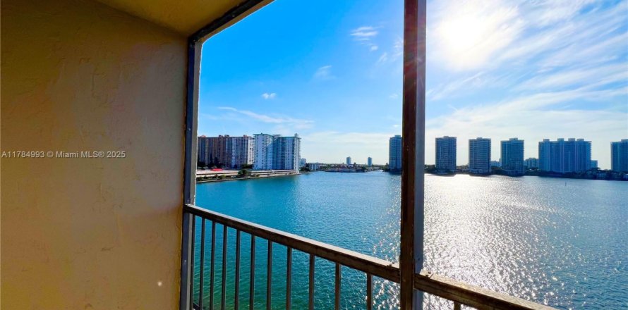 Condominio en Sunny Isles Beach, Florida, 3 dormitorios № 1706532