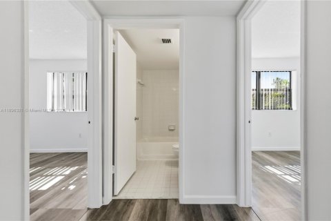 Condo in Sunrise, Florida, 3 bedrooms  № 1948842 - photo 13