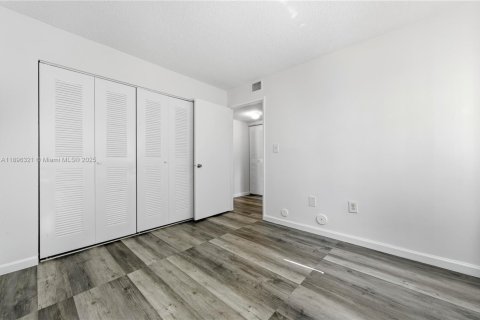 Condo in Sunrise, Florida, 3 bedrooms  № 1948842 - photo 9