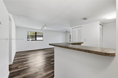 Condo in Sunrise, Florida, 3 bedrooms  № 1948842 - photo 4