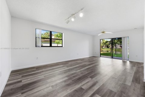 Condo in Sunrise, Florida, 3 bedrooms  № 1948842 - photo 3