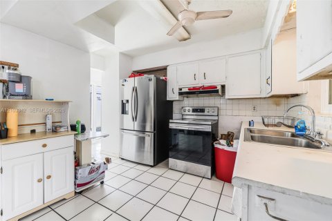 Villa ou maison à vendre à Miramar, Floride: 3 chambres, 123.37 m2 № 2411974 - photo 11