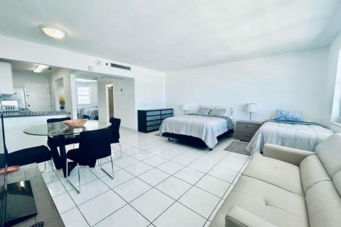 Condominio en alquiler en Miami Beach, Florida, 51.1 m2 № 1955660 - foto 1