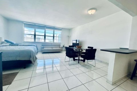 Condominio en alquiler en Miami Beach, Florida, 51.1 m2 № 1955660 - foto 2