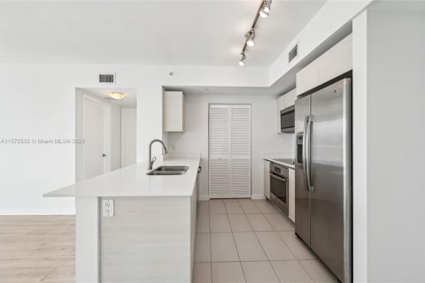 Condo in Miami, Florida, 2 bedrooms  № 1729610 - photo 8