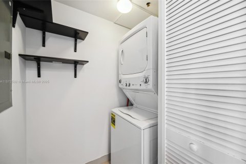 Condo in Miami, Florida, 2 bedrooms  № 1729610 - photo 10