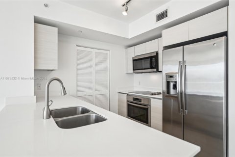 Condo in Miami, Florida, 2 bedrooms  № 1729610 - photo 9