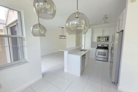 Снять в аренду виллу или дом в Пемброк-Пайнс, Флорида 4 спальни, 205.59м2, № 1952960 - фото 1