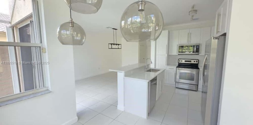 Дом в Пемброк-Пайнс, Флорида 4 спальни, 205.59м2 № 1952960