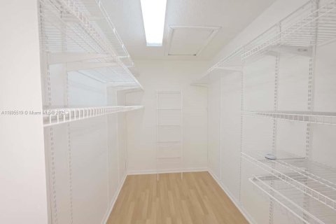 Снять в аренду виллу или дом в Пемброк-Пайнс, Флорида 4 спальни, 205.59м2, № 1952960 - фото 12