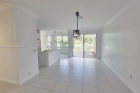 Снять в аренду виллу или дом в Пемброк-Пайнс, Флорида 4 спальни, 205.59м2, № 1952960 - фото 2