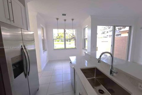 Снять в аренду виллу или дом в Пемброк-Пайнс, Флорида 4 спальни, 205.59м2, № 1952960 - фото 5