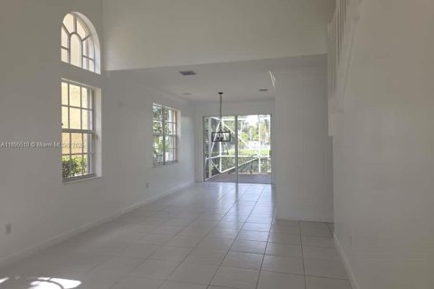 Снять в аренду виллу или дом в Пемброк-Пайнс, Флорида 4 спальни, 205.59м2, № 1952960 - фото 4