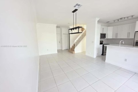 Снять в аренду виллу или дом в Пемброк-Пайнс, Флорида 4 спальни, 205.59м2, № 1952960 - фото 7