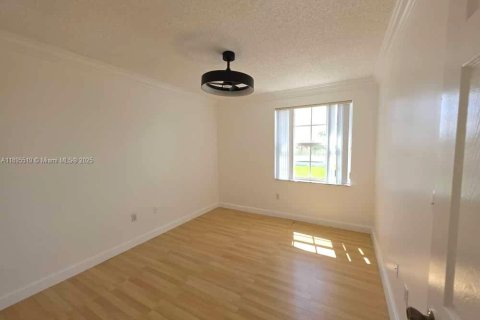 Снять в аренду виллу или дом в Пемброк-Пайнс, Флорида 4 спальни, 205.59м2, № 1952960 - фото 10